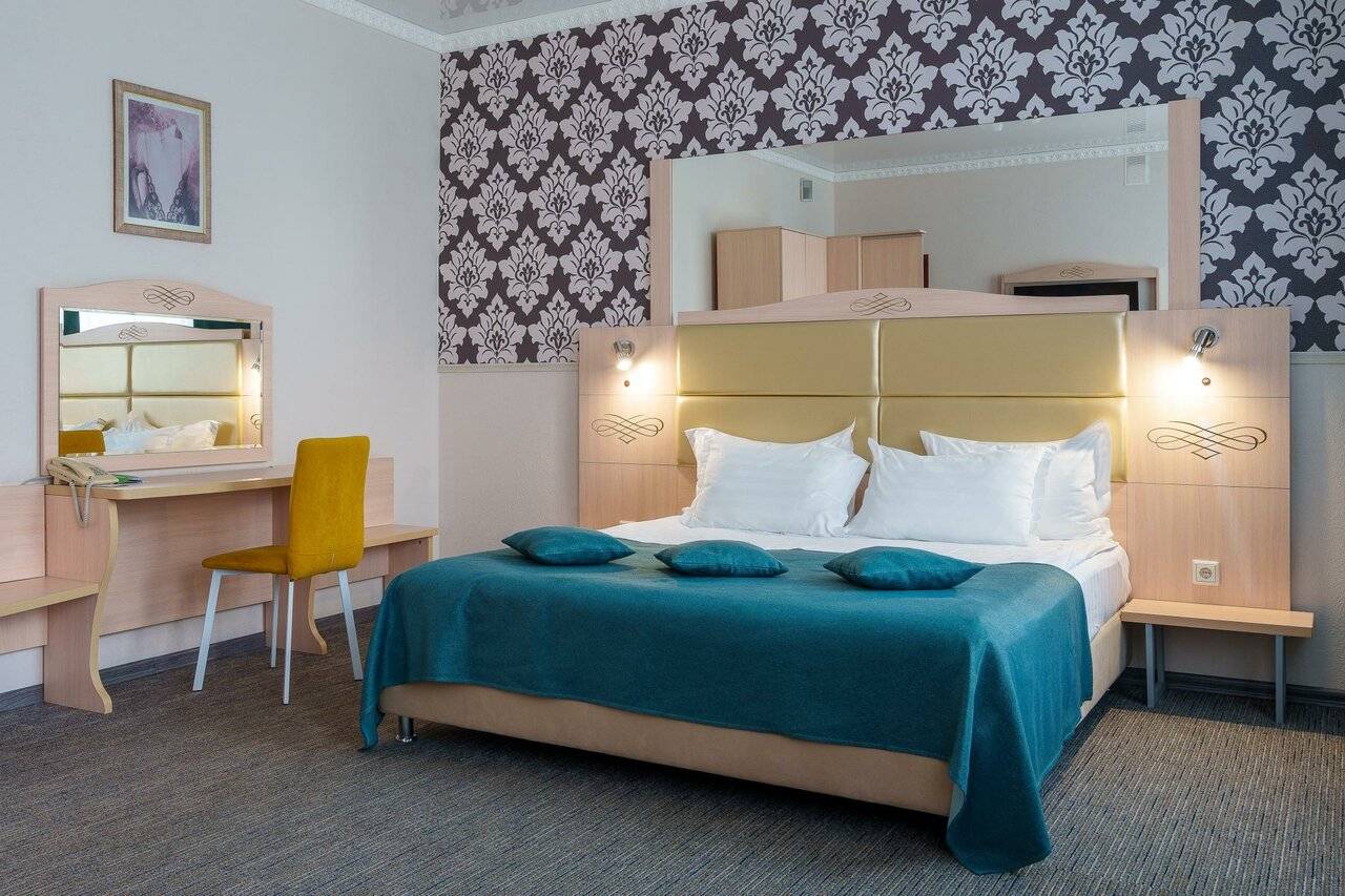 2-комнатный номер полулюкс с 1 двуспальной кроватью